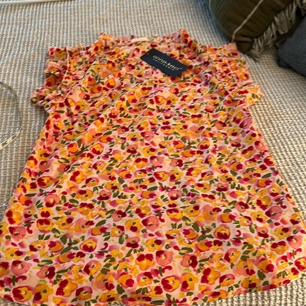 NWT cute ruffle trim sleeveless floral top Small  print polyester shirttail hem